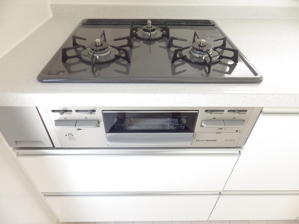 Same specifications photo (kitchen). System is a gas stove with a 3-neck in the kitchen.