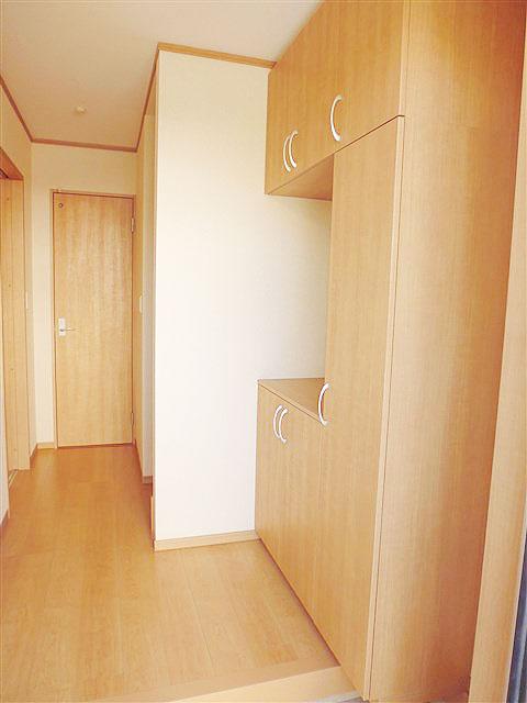 Entrance. Entrance shoe box