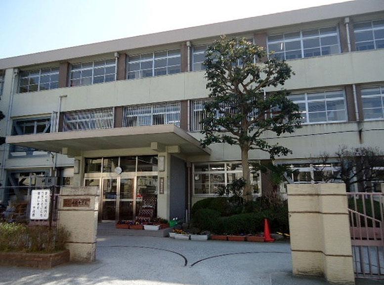 Junior high school. Haruyoshi 730m walk about 10 minutes until junior high school