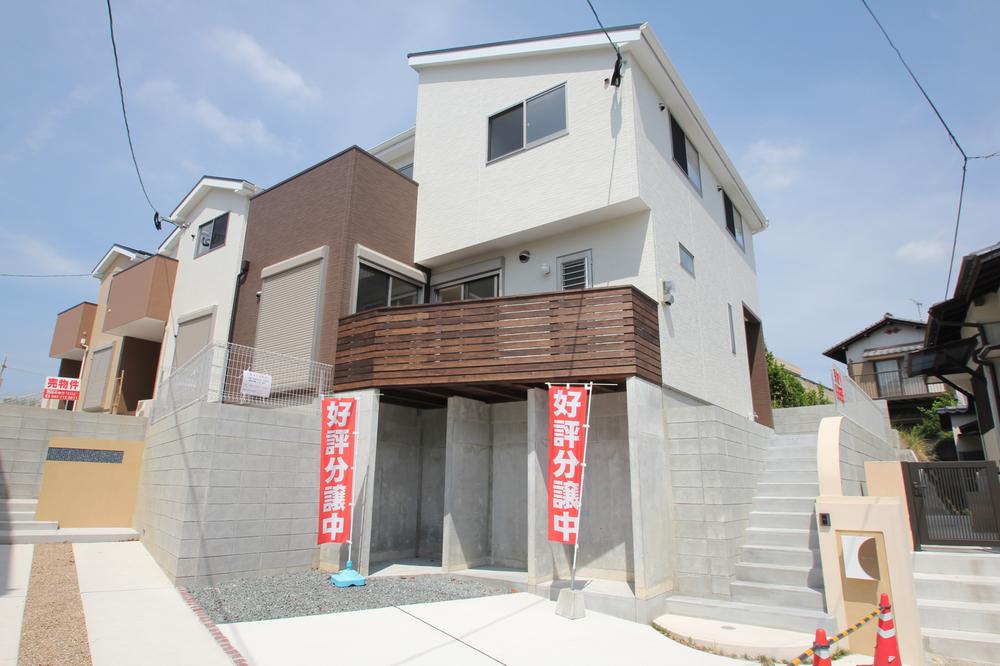 It is newly built properties in spacious grounds in a quiet residential area. Is a must-see even those who want to have spacious living with wood deck. 1 Building