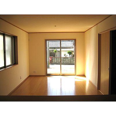 Living. About 16 quires of LDK!