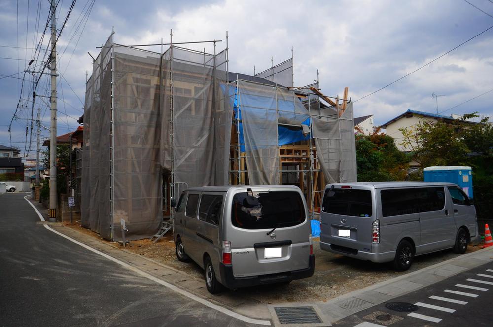 Local photos, including front road. ☆ Parking space 2 cars