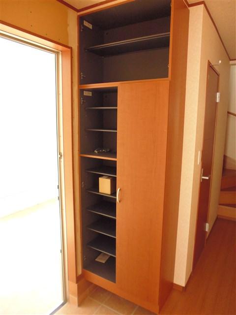 Entrance. Entrance shoe box