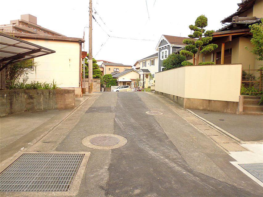 Local photos, including front road. Front road (width 4.0m)