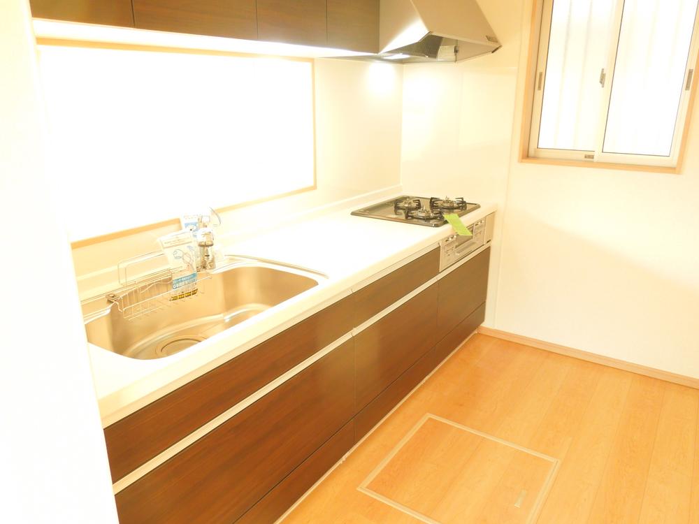 Kitchen. System kitchen (^_^) / A height of approximately 85 centimeters, Width is located about 255 centimeters (^_^) / ~ Is a water purifier with faucet standard (^_^) / ~ From the wife's point of view, Living dining overlooking (^_^) /