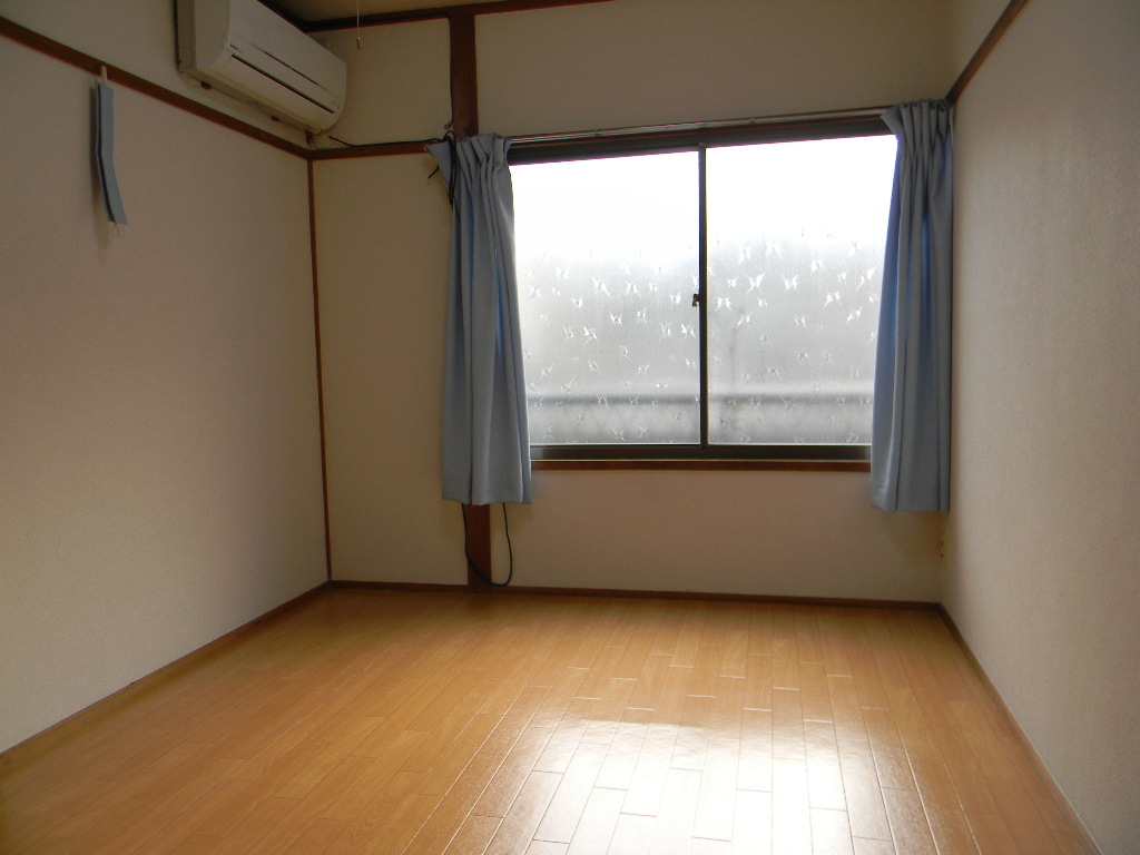 Living and room. You can use widely in the studio.