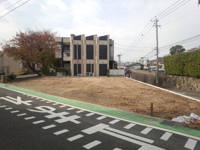 Local photos, including front road. Frontal road