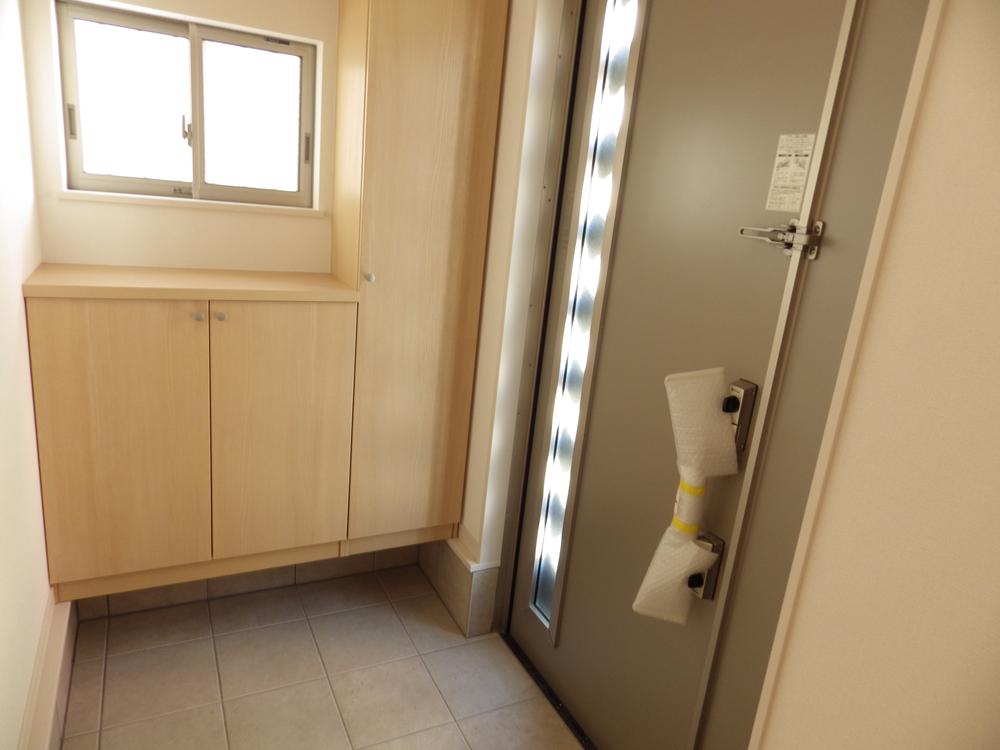 Same specifications photos (Other introspection). Entrance of the shoe box