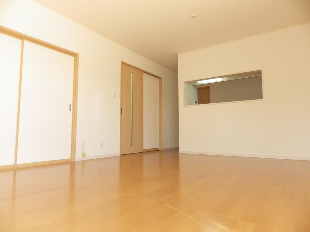 Same specifications photos (living). It is counter kitchen of the same specification.