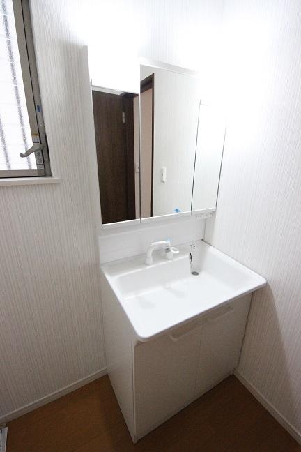 Wash basin, toilet. Indoor (11 May 2013) Shooting