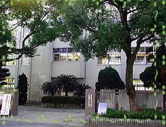 Primary school. Municipal Okusu up to elementary school (elementary school) 1100m