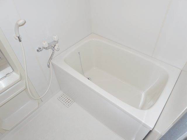 Bath. Wide bathtub!