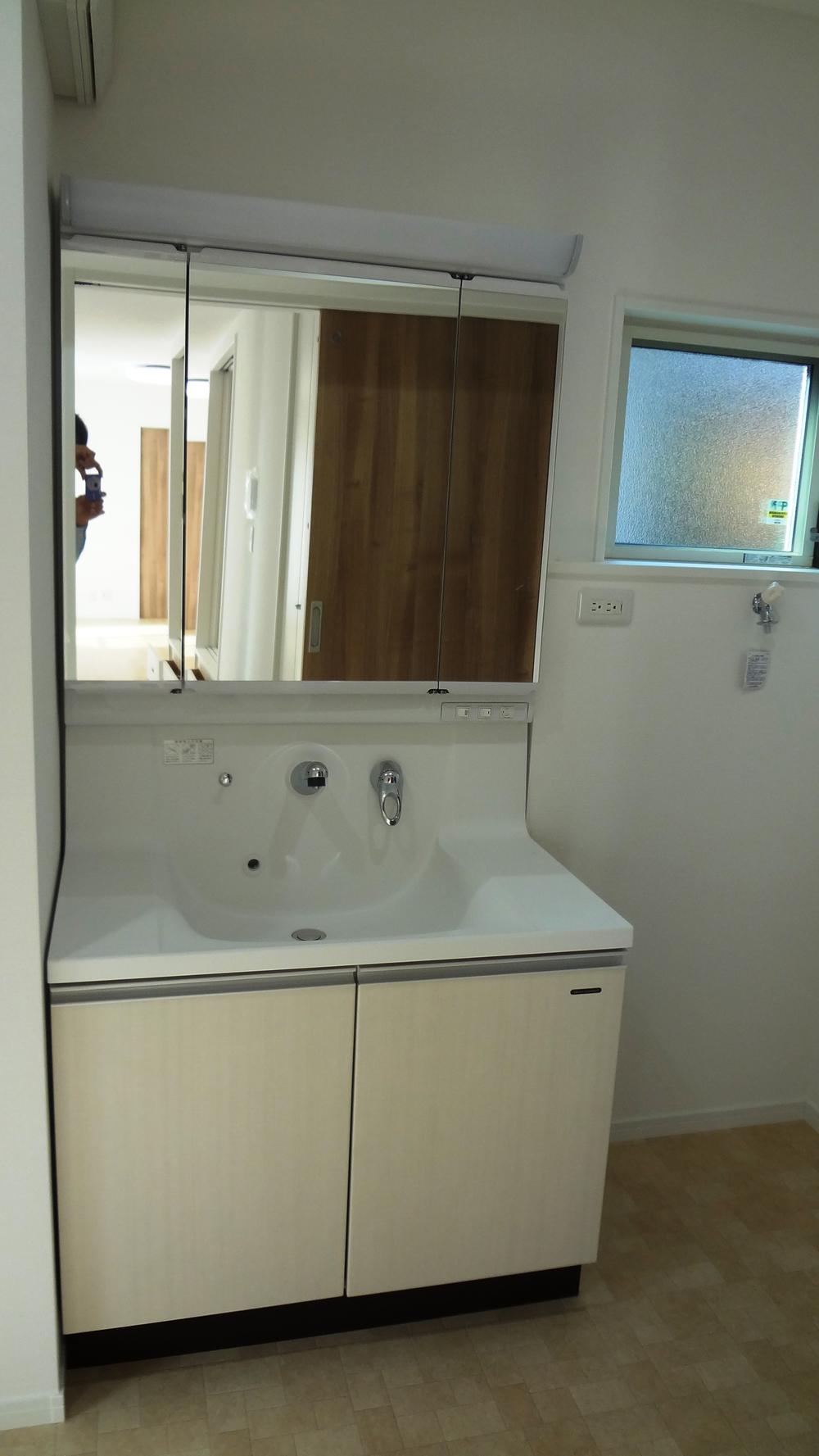 Wash basin, toilet. Width 90 cm of triple mirror washroom