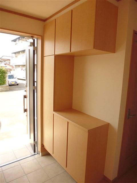 Entrance. Entrance shoe box