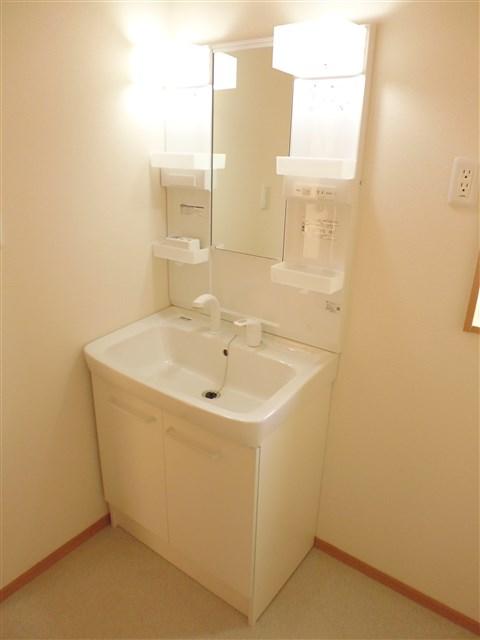 Wash basin, toilet. Washbasin with shower