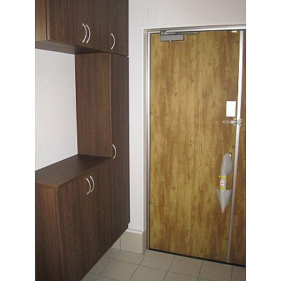 Entrance. Pat is also the front door storage!