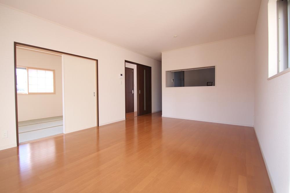 Living. ◆ Your family spacious living room that everyone is comfortable and welcoming