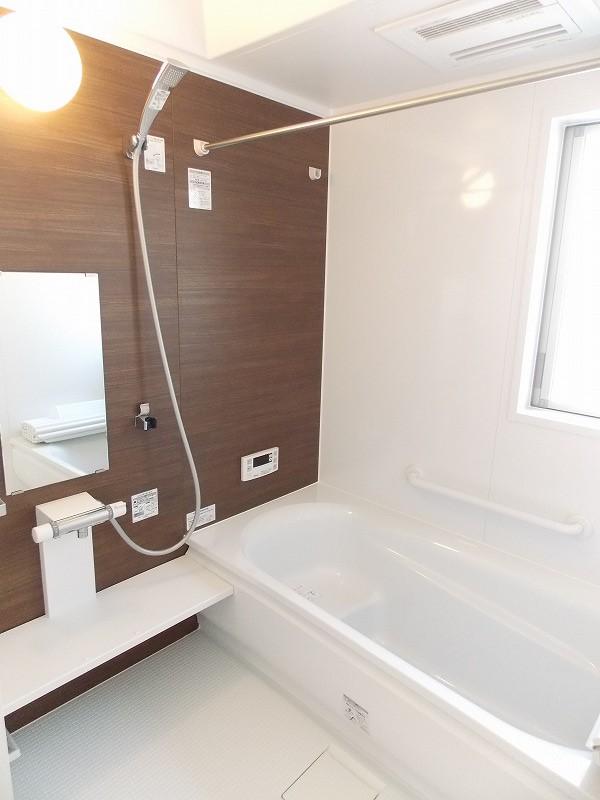 Same specifications photo (bathroom). 'm Bath spacious type firmly can stretch the legs (^^) / ~~~ Let's heal slowly tired body of the day (^_^) /