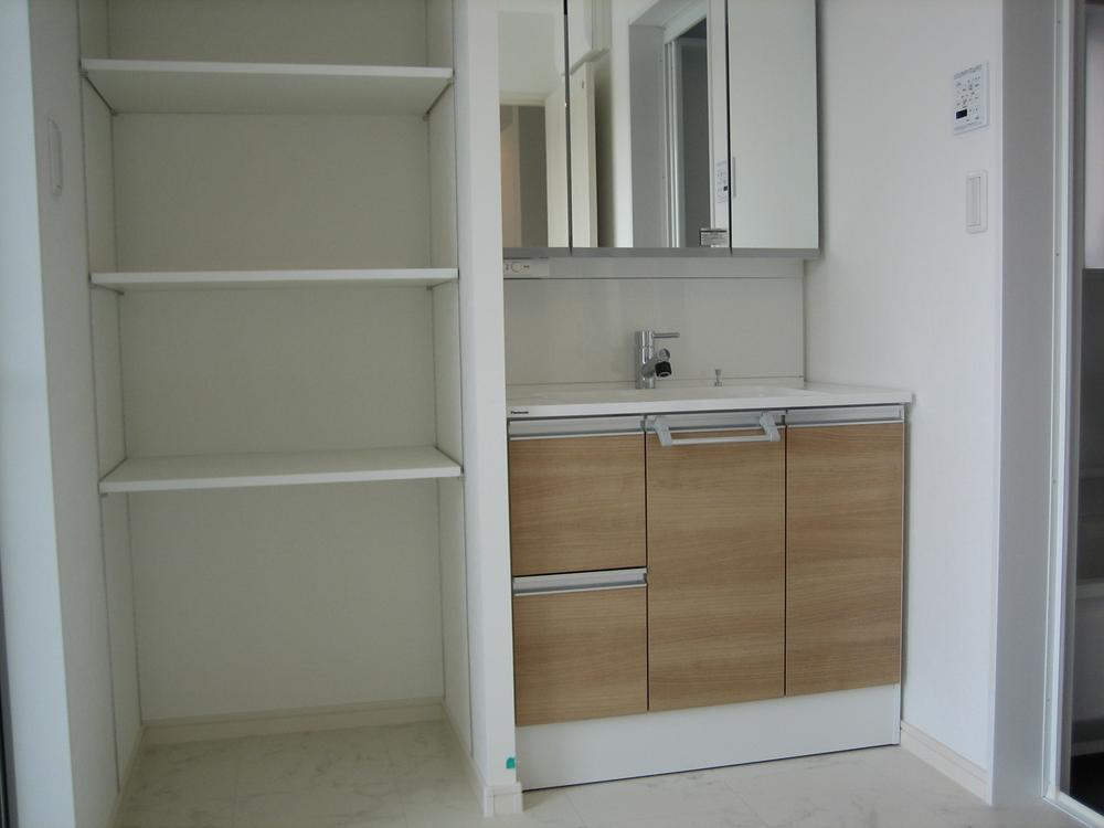 Construction ・ Construction method ・ specification. Installing a storage rack that can be used as clothing and towels yard in the bathroom dressing space (depending on the property)