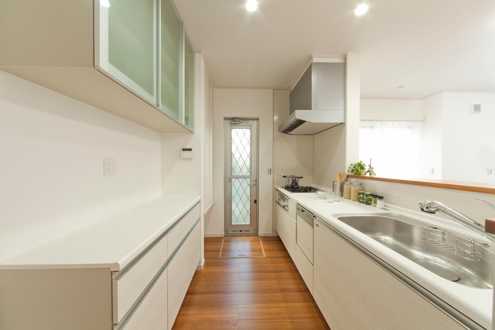 Kitchen. Cup with a board that will want to clean storage