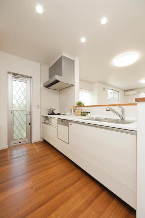 Excellent facilities to function ・ Spacious that storage has been enhanced, High-quality kitchen (dishwasher dryer ・ Water purifier visceral hand shower faucet ・ Time and effort from the glass top gas stove, etc.) back door without garbage Dashigaka.. Excellent facilities to function ・ Spacious that storage has been enhanced, High-quality kitchen (dishwasher dryer ・ Water purifier visceral hand shower faucet ・ Glass top gas stove, etc.)