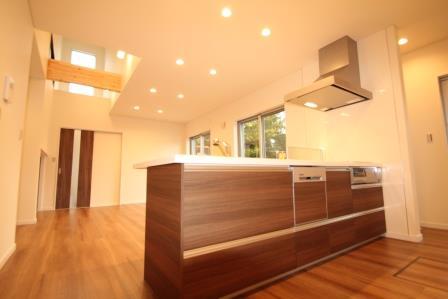 Kitchen. Island Kitchen It can be more experience is getting better feeling in the flat type Happy to be wife Komiyu munication also easy with family.  [Use our Nishinagazumi model photo]