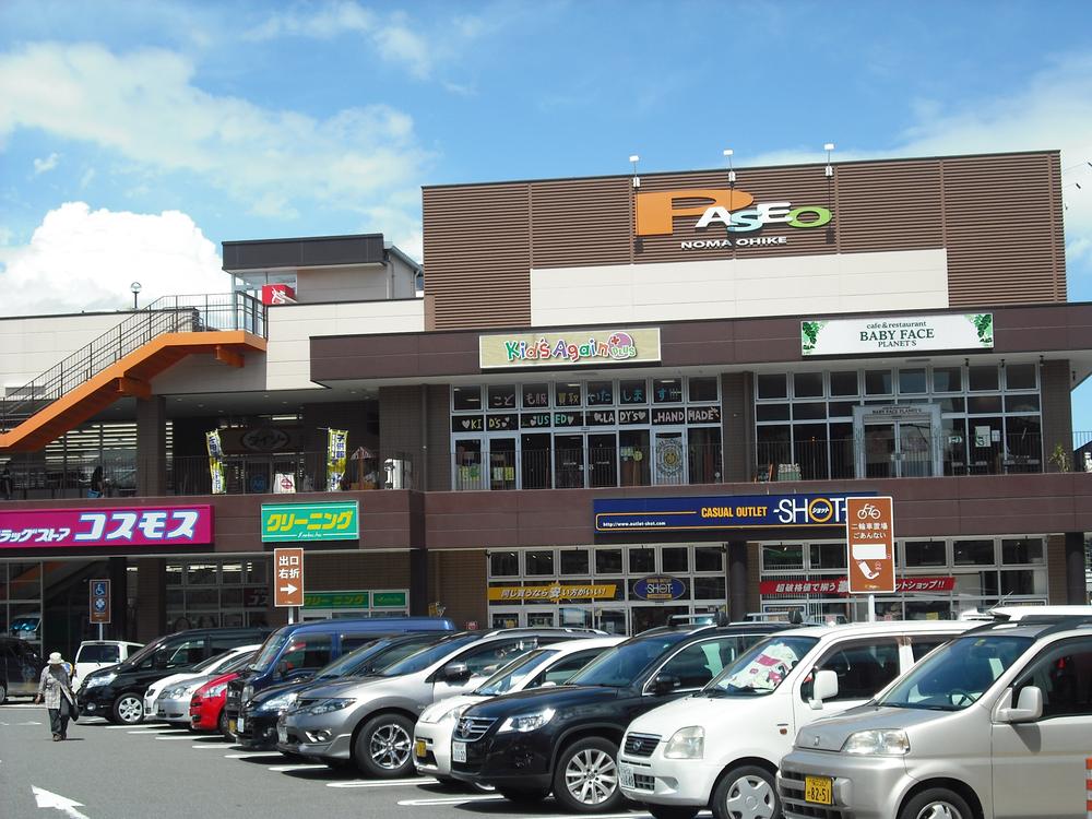 Shopping centre. Paseo Noma Oike up to 350m