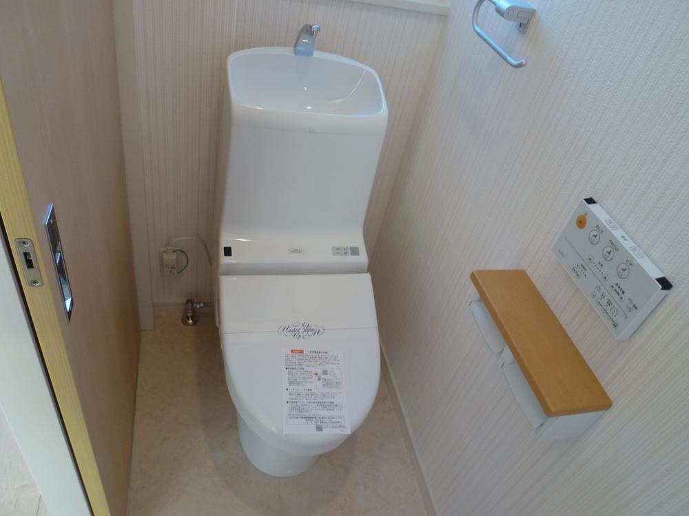 Toilet. In borderless toilet bowl, Care a breeze yet! Water-saving (^^