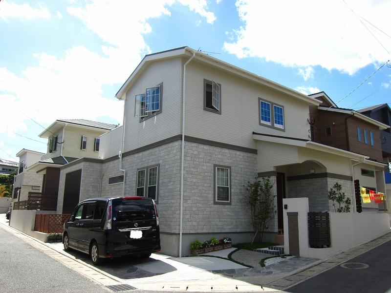 Local photos, including front road. It is a quiet residential area