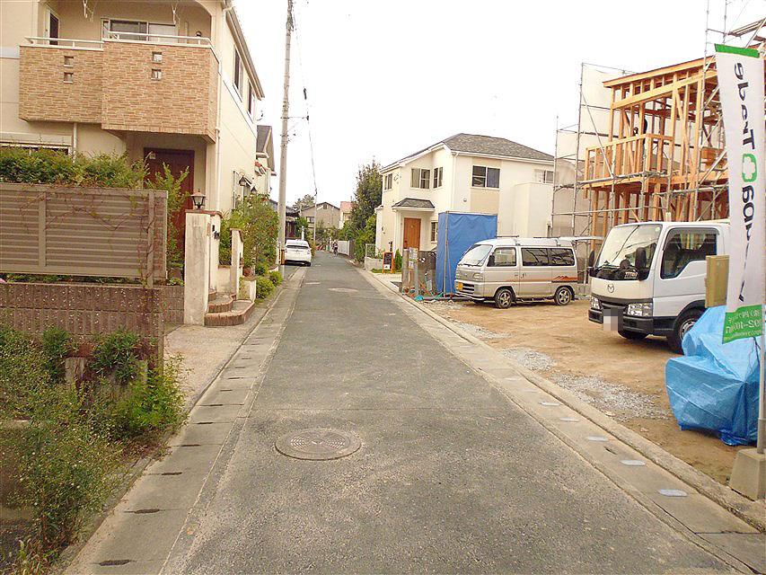 Local photos, including front road. Front road (width 4.0m)