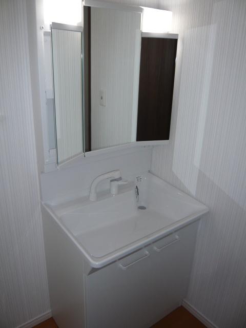 Wash basin, toilet. Shampoo dresser