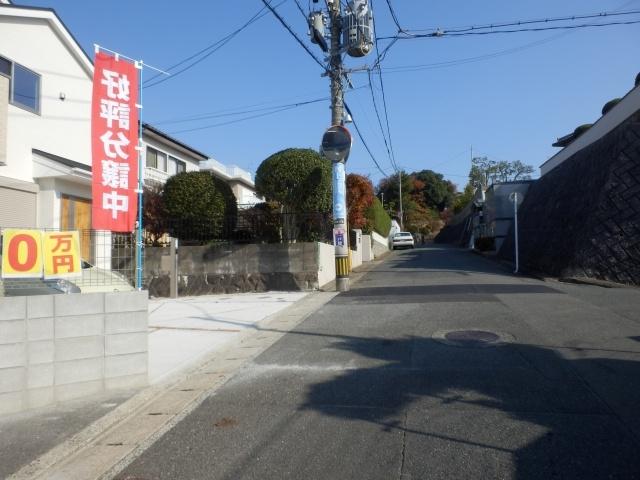 Local photos, including front road. Front left