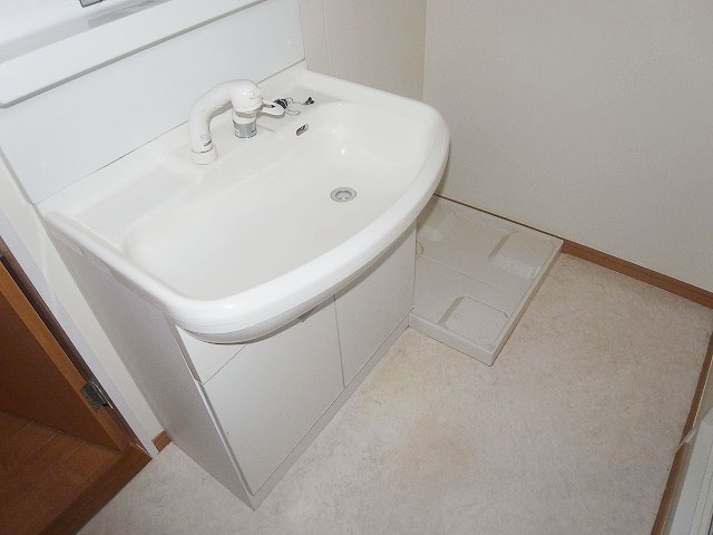 Washroom. Shandore with separate vanity dressing room!