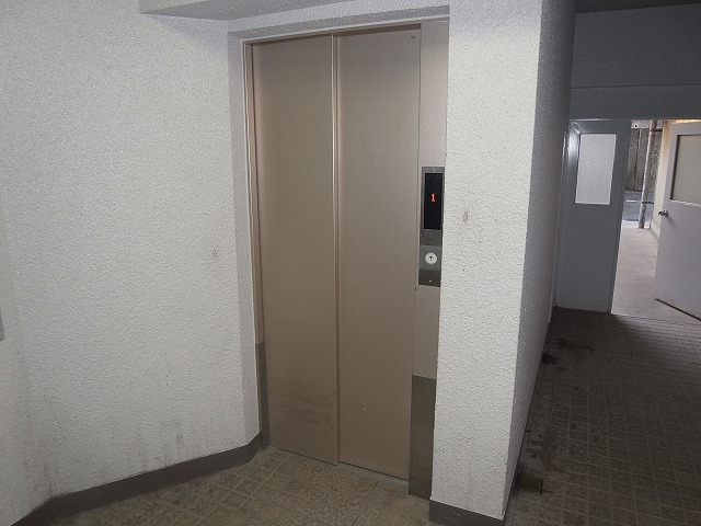 Other common areas. Elevator!