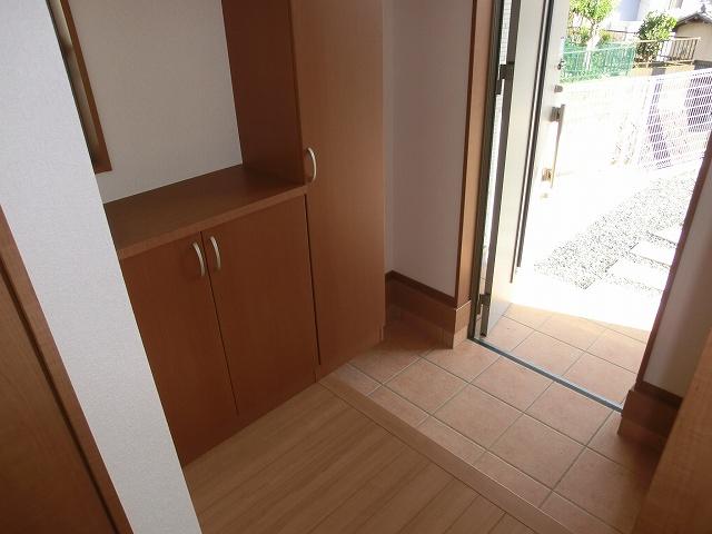 Same specifications photos (Other introspection). Entrance. Plenty of storage! (Same specifications photo)