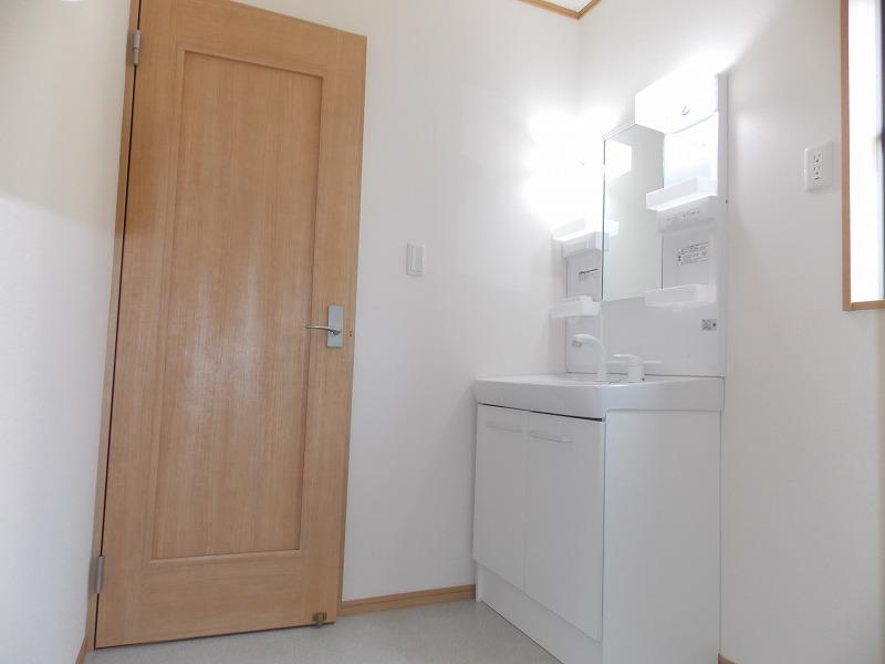 Wash basin, toilet. A wash basin and washing machine efficiently placed, It wasted no build (^^) / ~~~