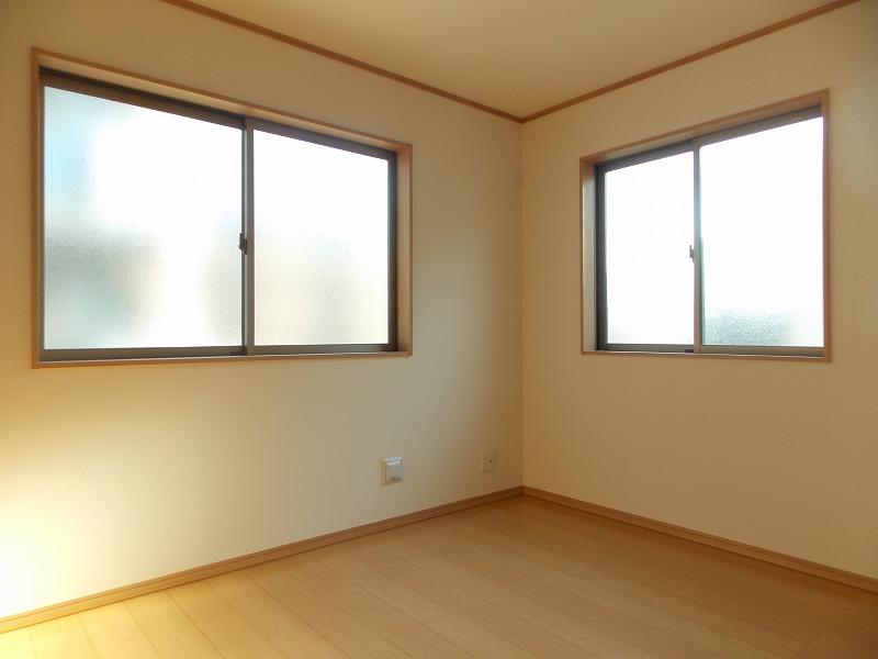 Other introspection. Western is. Since it is a two-sided lighting, 'm Bright and airy also good (^ _ ^) v