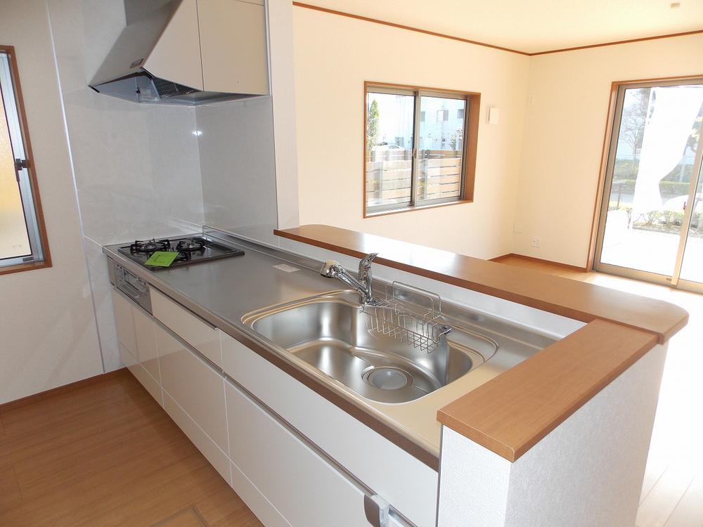 Kitchen. From the wife's point of view, It overlooks the living-dining, You can enjoy conversation with family even during cooking (* ^ _ ^ *)