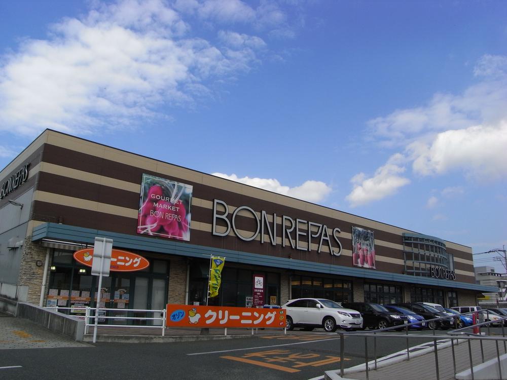 Supermarket. Until the food hall Bonrapasu flower garden shop 720m