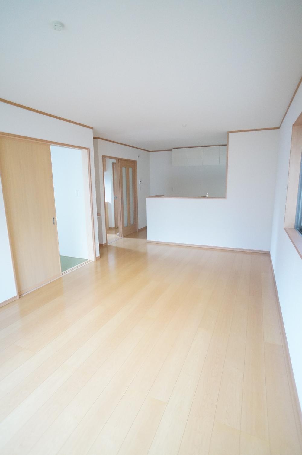 Living. ◇ 1 No. land ◇