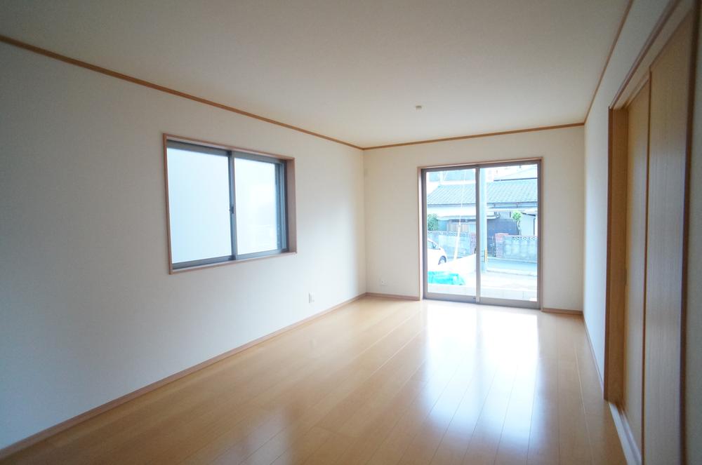 Living. ◇ 1 No. land ◇