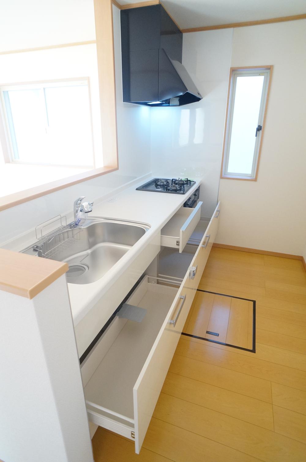 Kitchen. ◇ 2 No. land ◇