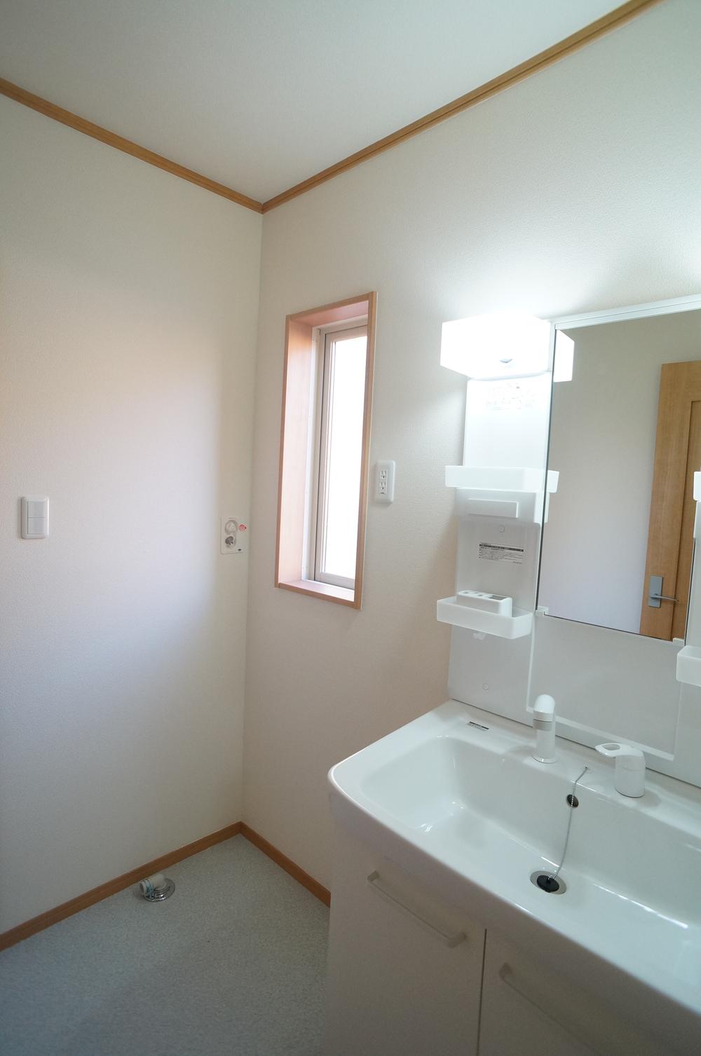 Wash basin, toilet. ◇ 2 No. land ◇