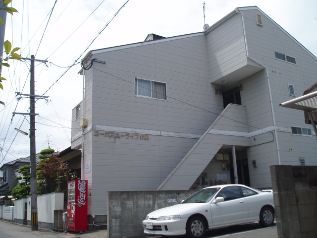 Building appearance. Peripheral is not dark just detached. 