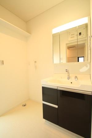 Wash basin, toilet. Vanity wide type Faucet of Shi Ya Waheddo ・ There is also anti-fog heaters