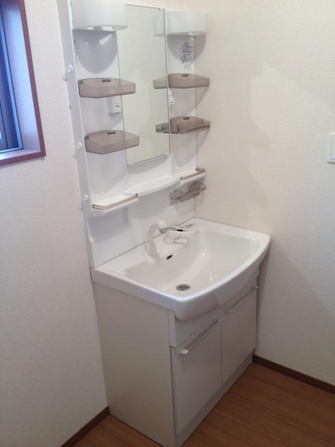 Wash basin, toilet. It is different from the real thing.