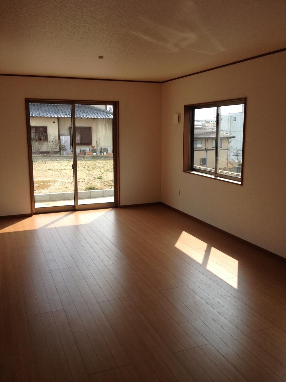 Same specifications photos (living). It is different from the real thing.