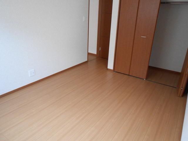 Non-living room. It is different from the real thing.