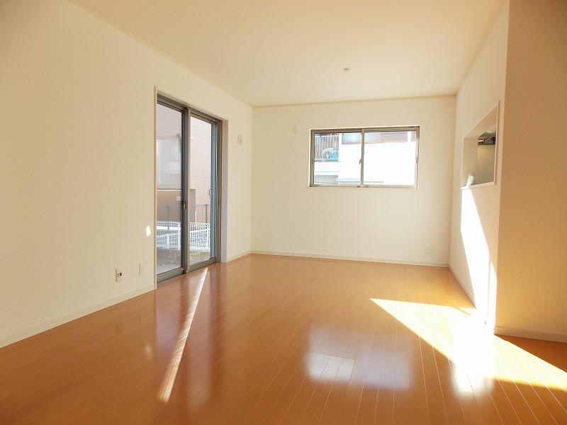 Same specifications photos (living). In front of the kitchen to the dining space, And its next to the living space, Becoming made to capitalize a space without waste good (^_^) /