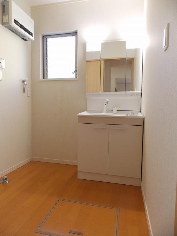 Wash basin, toilet. Washroom is bright with a window, It will also be relaxed moisture from further bath (^_^) / ◆ It becomes the same specification photo ◆